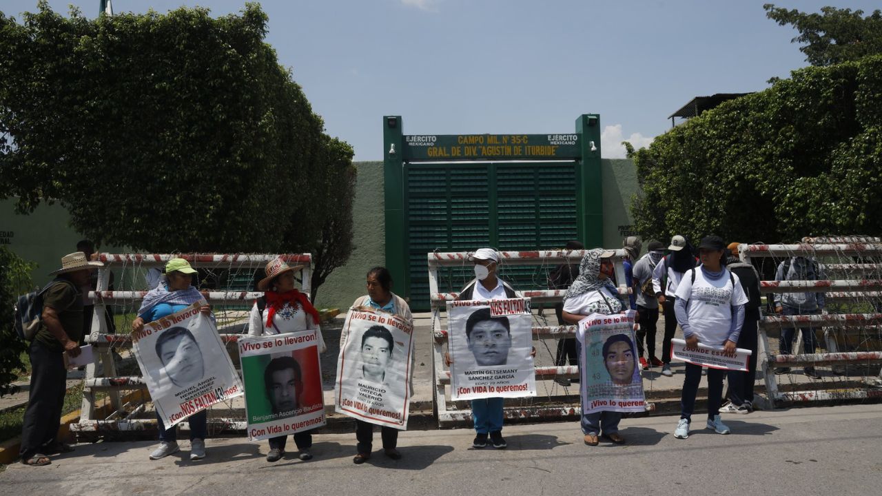 Omisiones del Ejército y tortura de la Marina, fuera de la nueva versión del caso Ayotzinapa