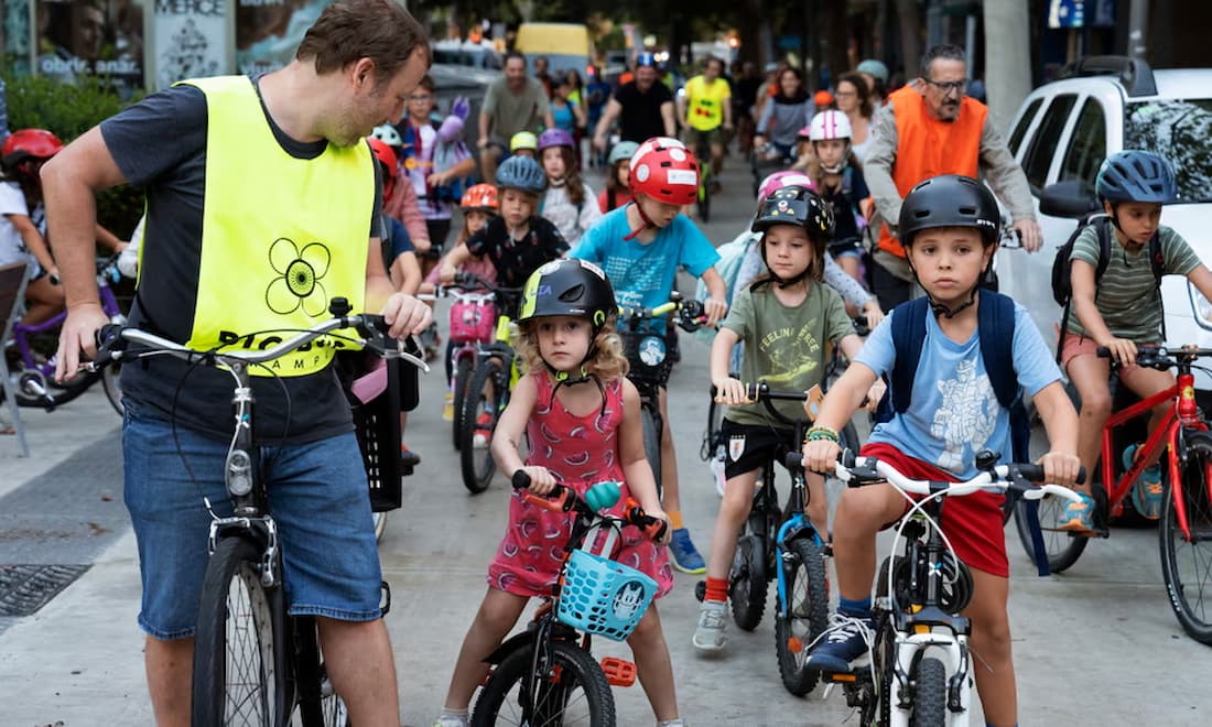 El bicibús: cómo Barcelona ha conseguido que los niños vayan en bici al colegio… ¡y que les encante!