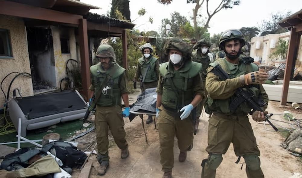 Hombres armados de Hamás mataron a familias en sus camas en el kibutz de Kfar Aza, reportan fuerzas israelíes