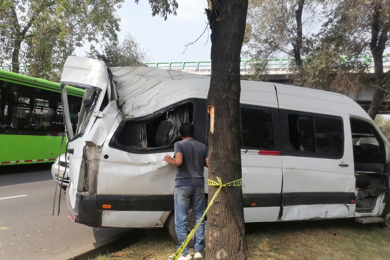 Accidente en la Zaragoza: auto particular y camioneta de pasajeros chocan