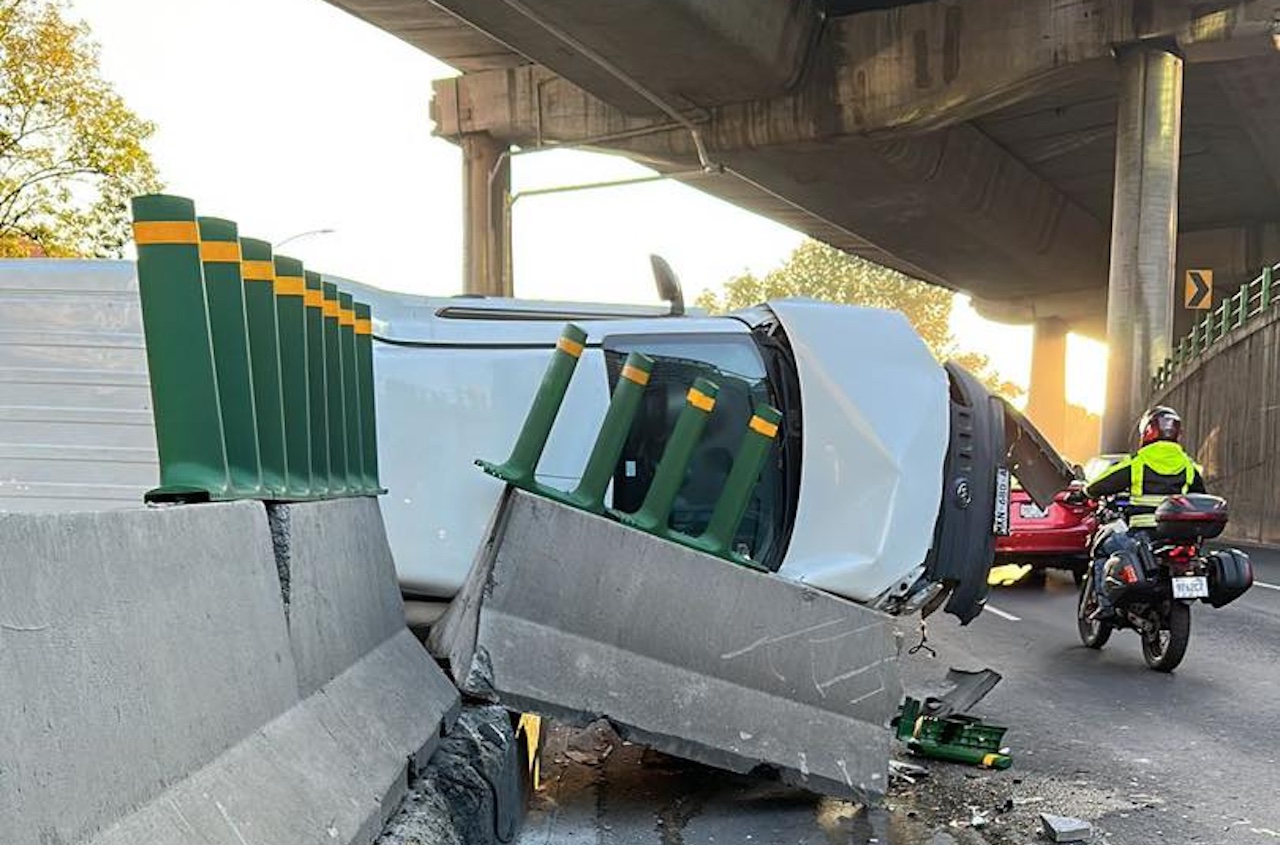 Accidente en Periférico: camioneta pierde el control y se estrella contra muro