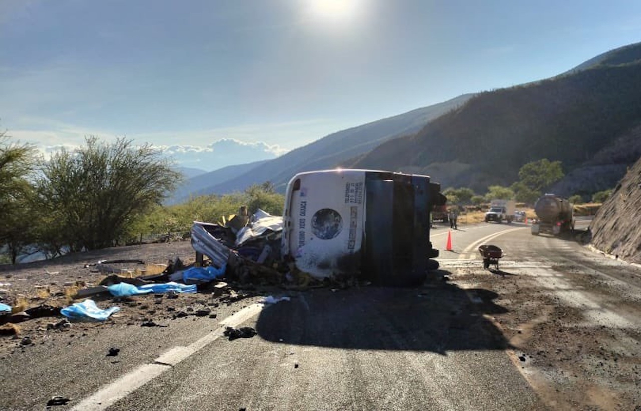 Camión que trasladaba migrantes vuelca en Oaxaca: gobierno corrobora que son 16 muertos