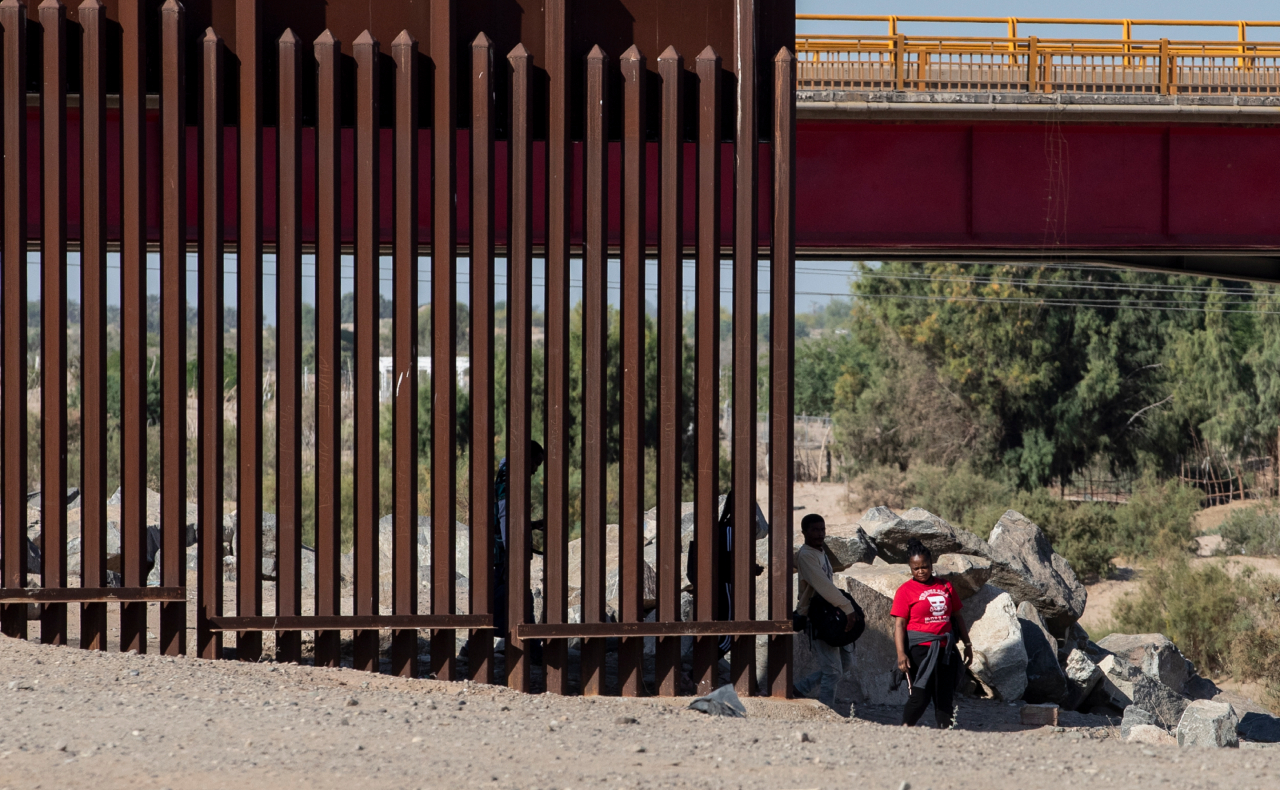 Alguaciles de Arizona se unen para enfrentar ola migratoria en la frontera con México