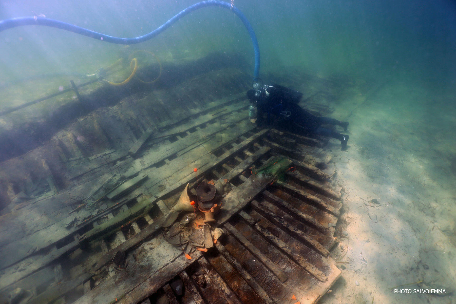 Arqueólogos descubren un barco romano en el fondo del mar