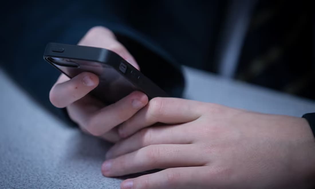 Prohibir teléfonos celulares en los colegios ingleses es una cortina de humo para ocultar problemas reales, dicen los críticos