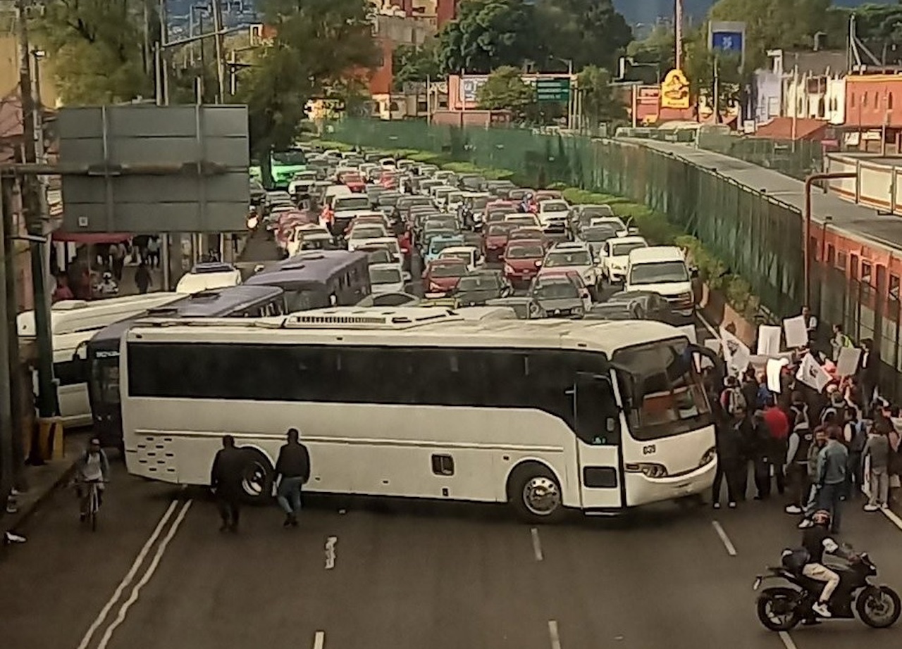 Integrantes del SME bloquean calzada de Tlalpan, en metro General Anaya