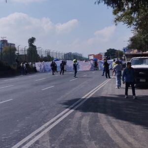 Transportistas bloquean la calzada de Tlalpan; reclaman a Semovi
