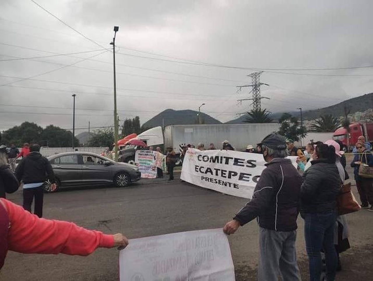 Con bloqueo en la Texcoco-Lechería, exigen condonación a CFE
