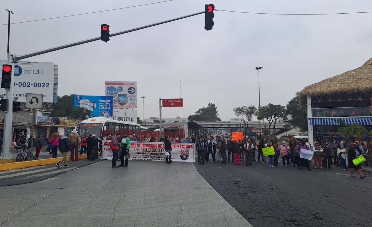 Habitantes exigen cancelación de adeudos a CFE con bloqueo en la López Portillo, Ecatepec