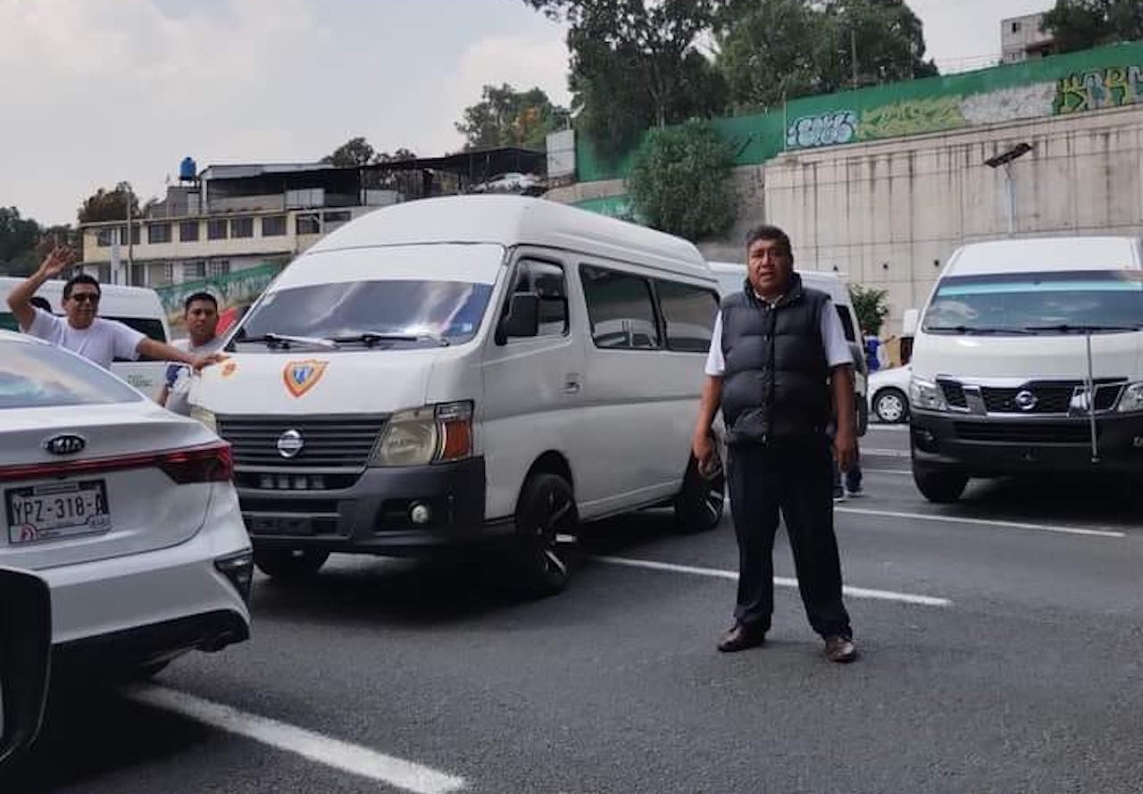 Transportistas bloquean la México-Pachuca en Ecatepec, Edomex