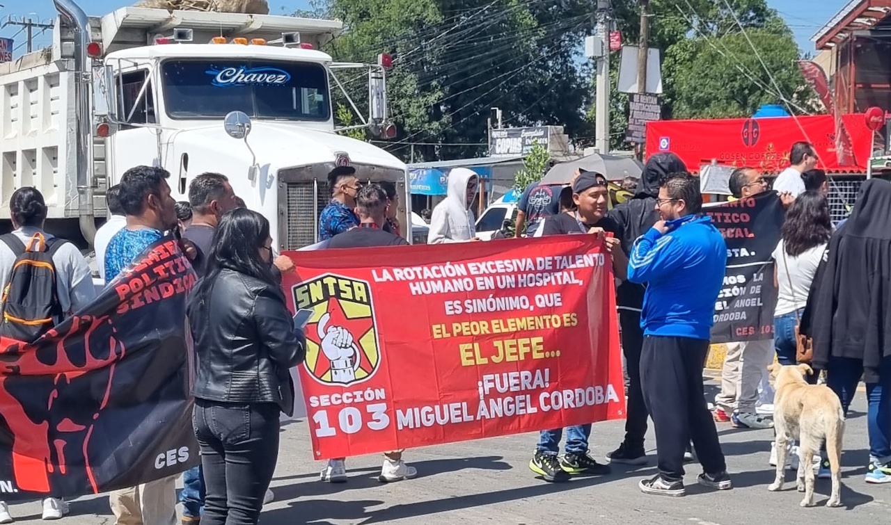 Personal médico bloquea la México-Puebla en Ixtapaluca, Edomex