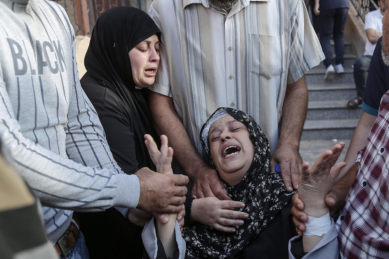 Israel y Gaza cruzan acusaciones por bombardeo a hospital que dejó cientos de muertos