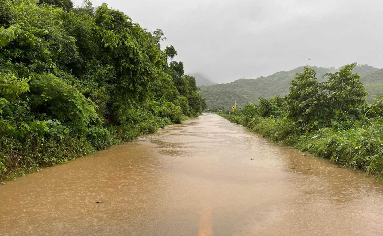 Reportan graves daños en principales carreteras de Guerrero tras el paso de ‘Otis’