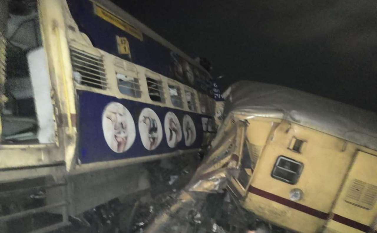 Choque de dos trenes en la India deja al menos 9 muertos y decenas de heridos