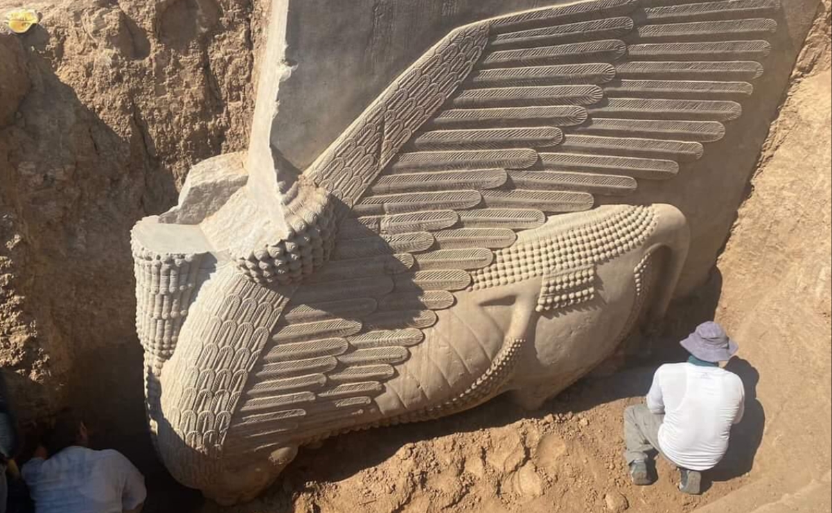 Arqueólogos descubren escultura de una deidad de 2 mil 700 años en Irak