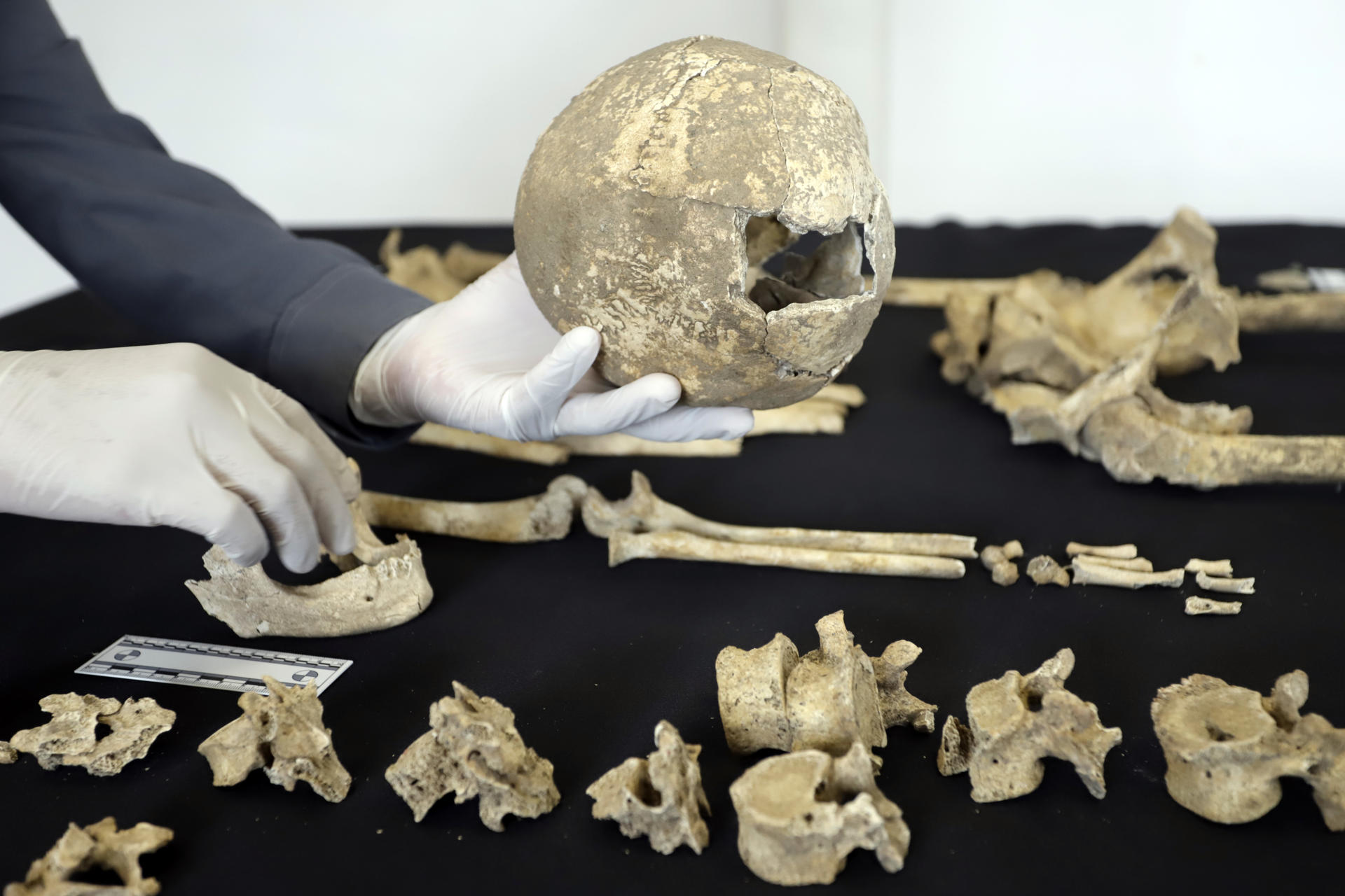 El INAH descubre 11 entierros humanos y mil piezas prehispánicas en Cholula