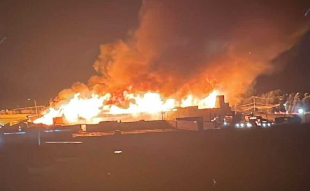 Incendio en Central de Abastos de Toluca: bomberos buscan sofocar fuego en almacén de cajas