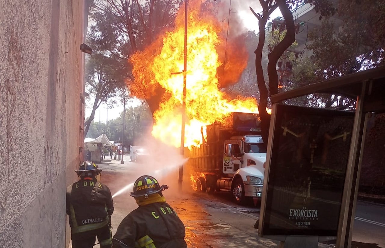 Camión con tanques de gas LP se incendia en Tlalpan y Periférico, CDMX