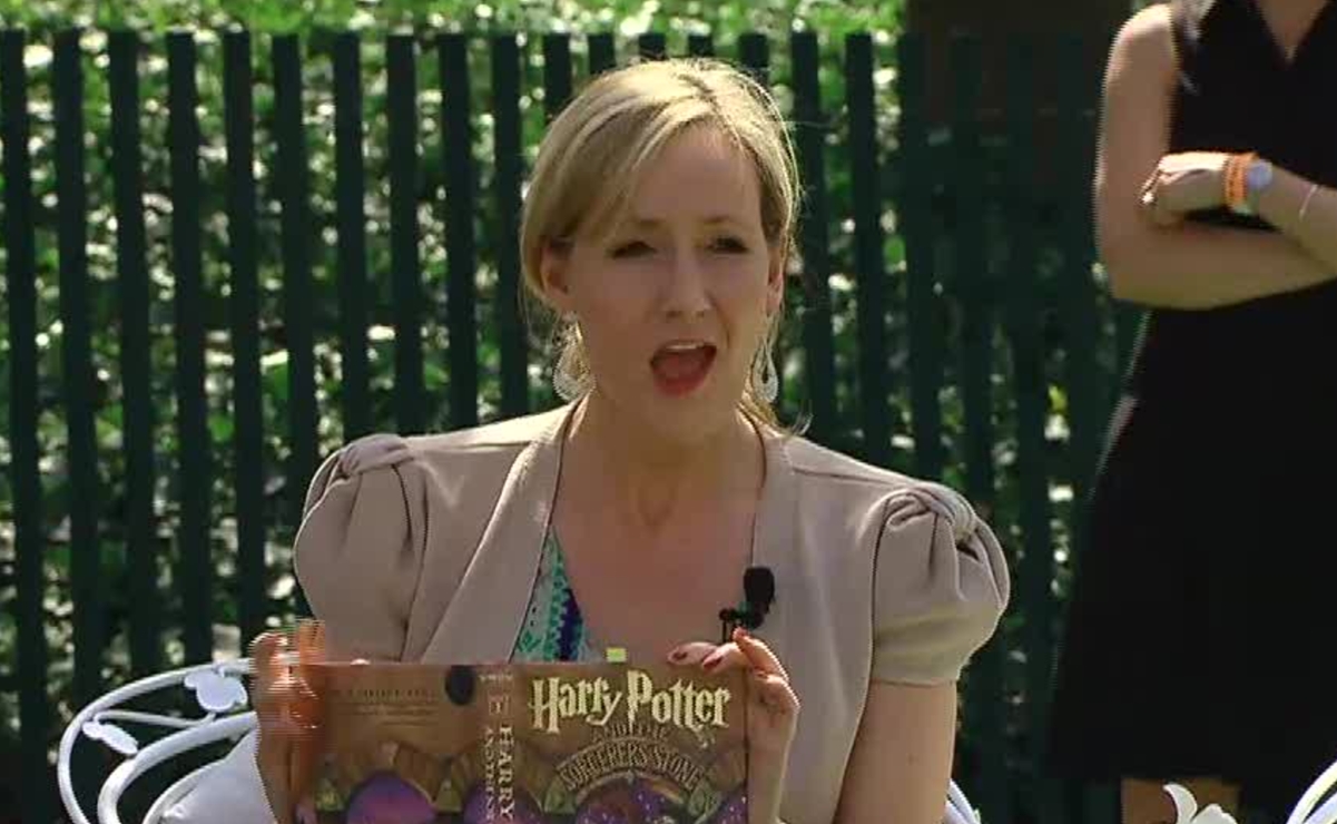J.K. Rowling dice que iría a prisión en vez de retractarse sobre dichos contra trans