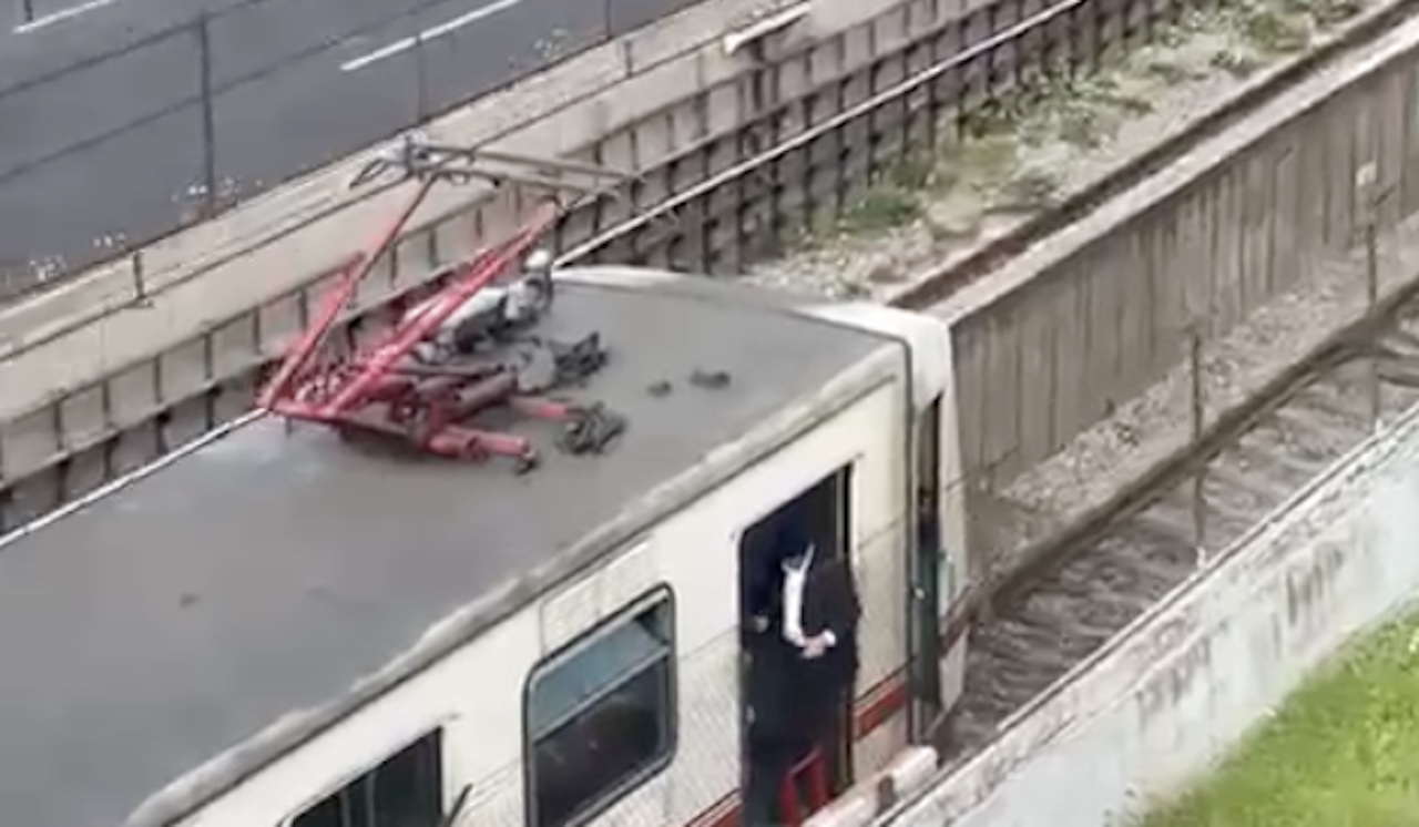 Línea A del Metro: desalojo por caída de catenaria en Agrícola Oriental