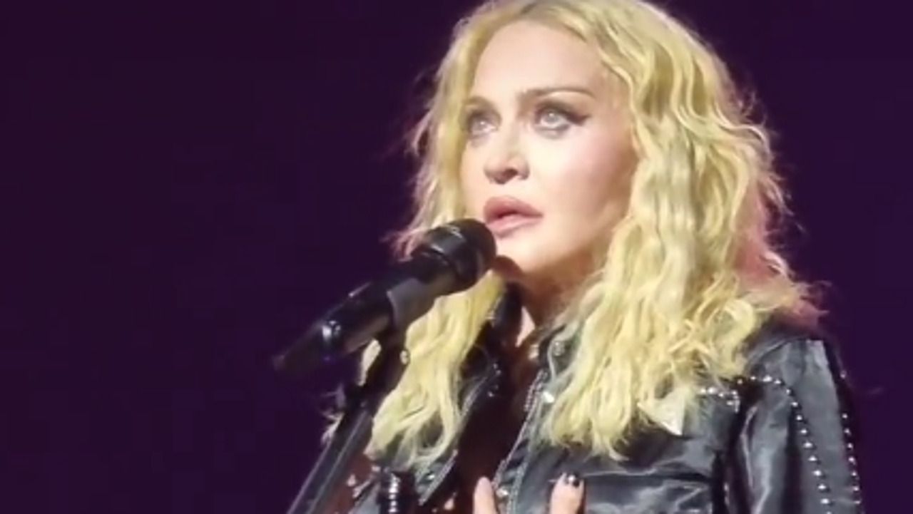 Madonna rompe en llanto en pleno concierto: ‘Es un maldito milagro que esté aquí ahora mismo’