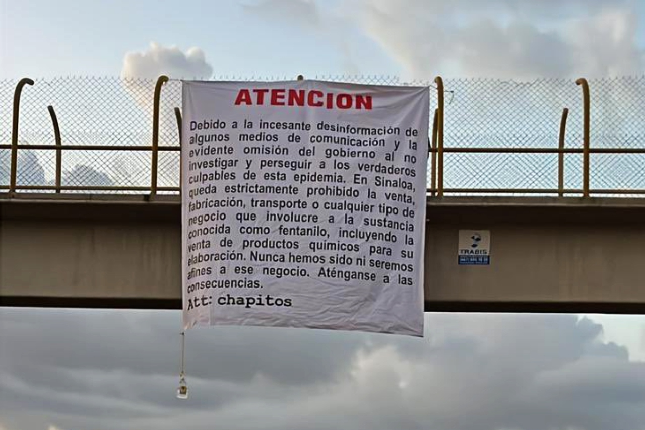 Cuelgan mantas en Sinaloa contra fentanilo; atribuyen mensaje a ‘Los Chapitos’