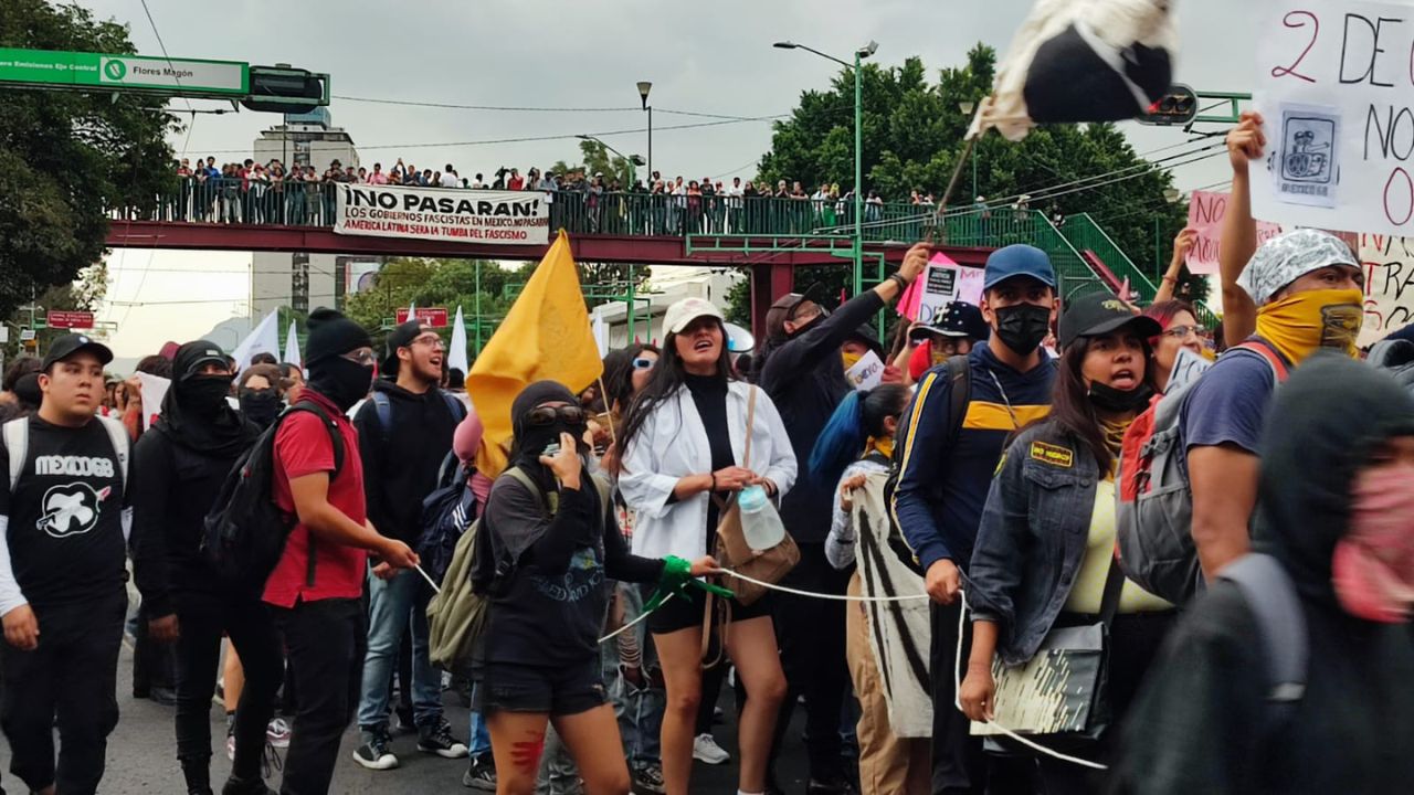 ‘¡2 de octubre no se olvida!’; contingentes marchan en aniversario de la matanza de Tlatelolco
