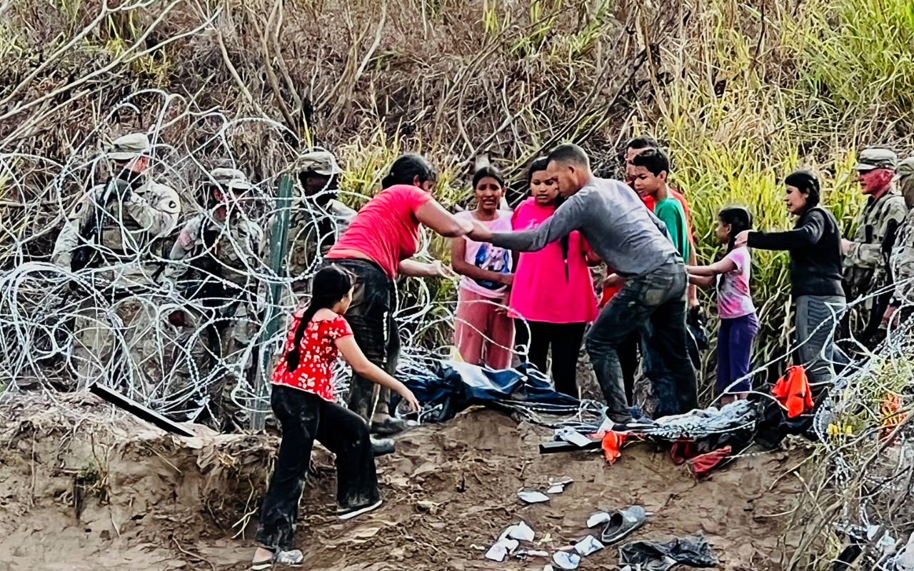 Migrantes derriban alambrada de púas colocada por Texas para cruzar a EU