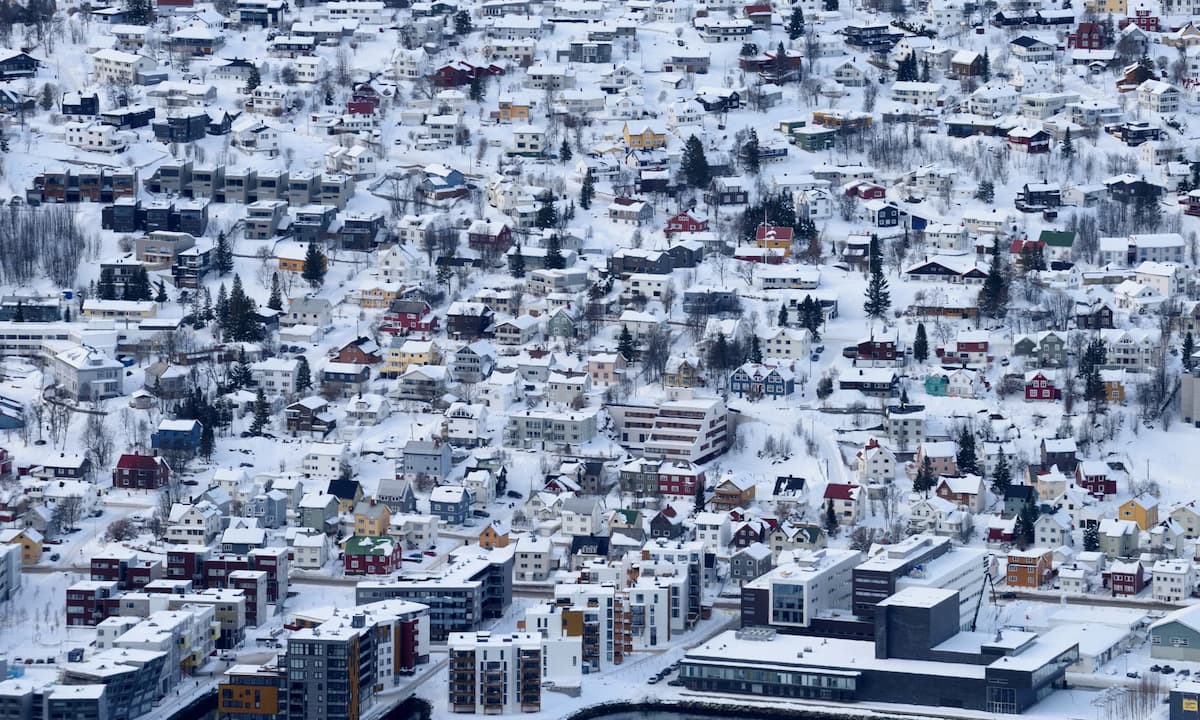 Cómo Noruega llevó bombas de calor al frío: ¡puedes andar por ahí en playera!