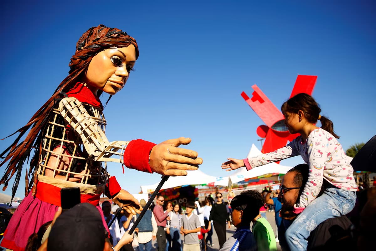 La marioneta Little Amal publica el sufrimiento de los migrantes en la frontera EU-México