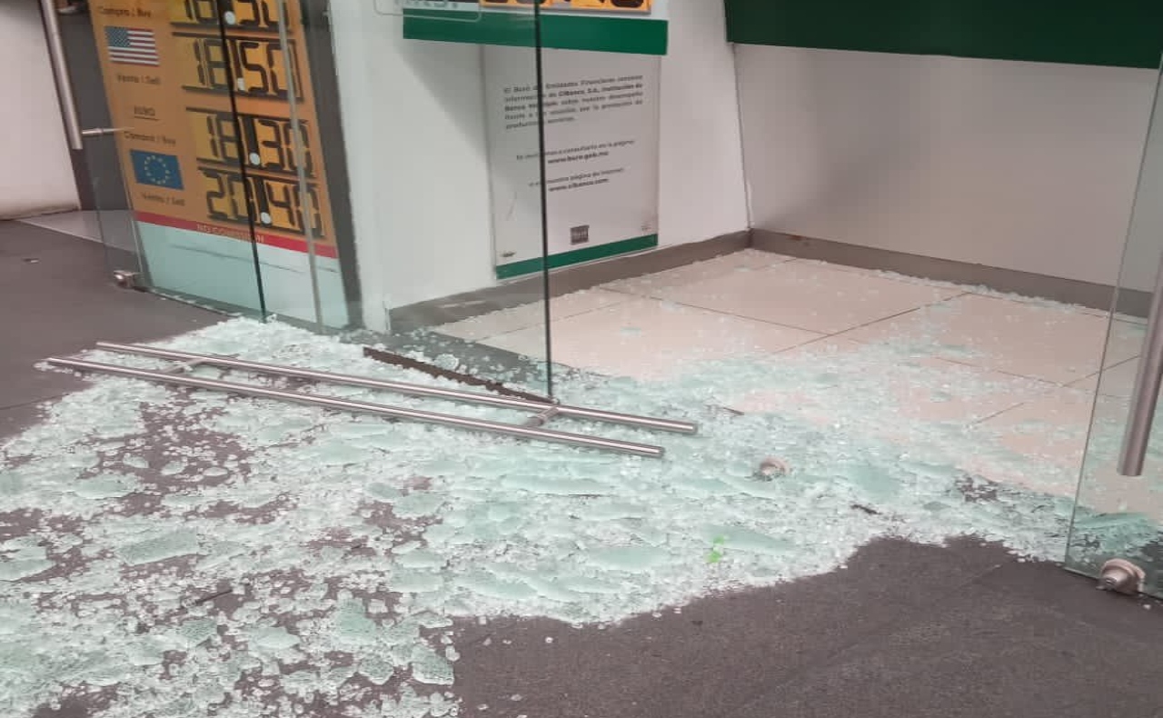 Puerta de vidrio se rompe en el AICM: no hay heridos