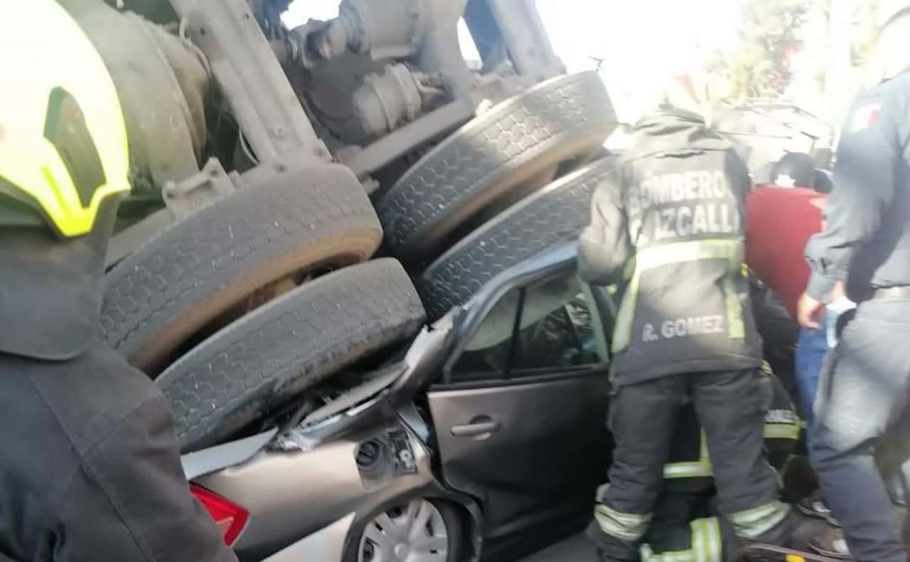 Accidente carretera Cuautitlán-Tlalnepantla: tráiler cae de un puente