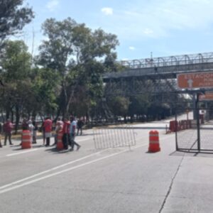 Manifestantes bloquean Circuito Interior, frente al Palacio de los Deportes, CDMX