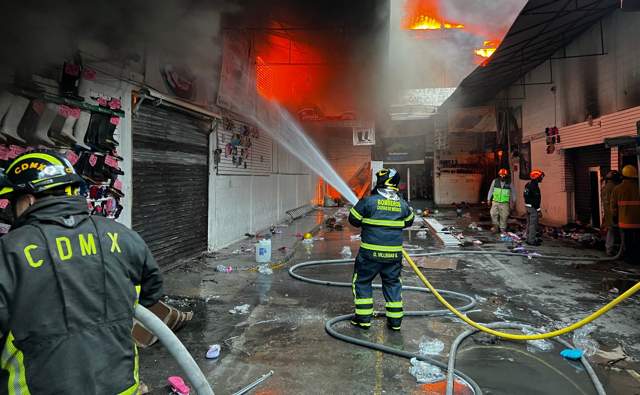 Bomberos combaten por 12 horas incendio en bodega del Centro Histórico de CDMX