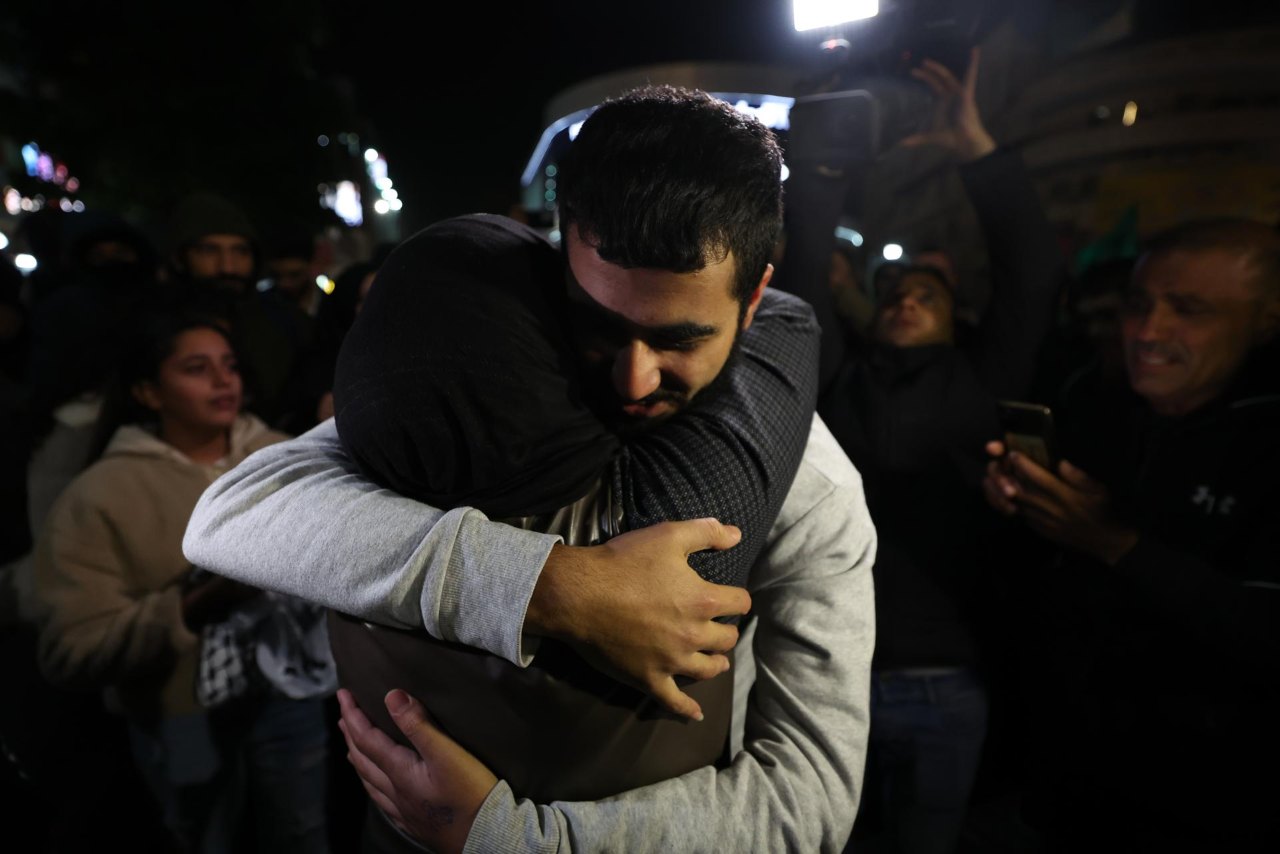 Israel deja libres a 39 presos palestinos tras liberación de rehenes por parte de Hamás