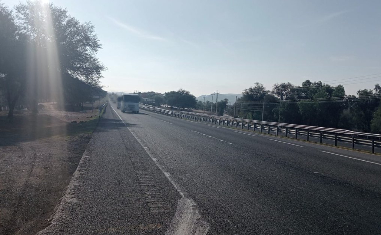 Accidente en la carretera 57: camión se vuelca en el tramo Santa María del Río-SLP
