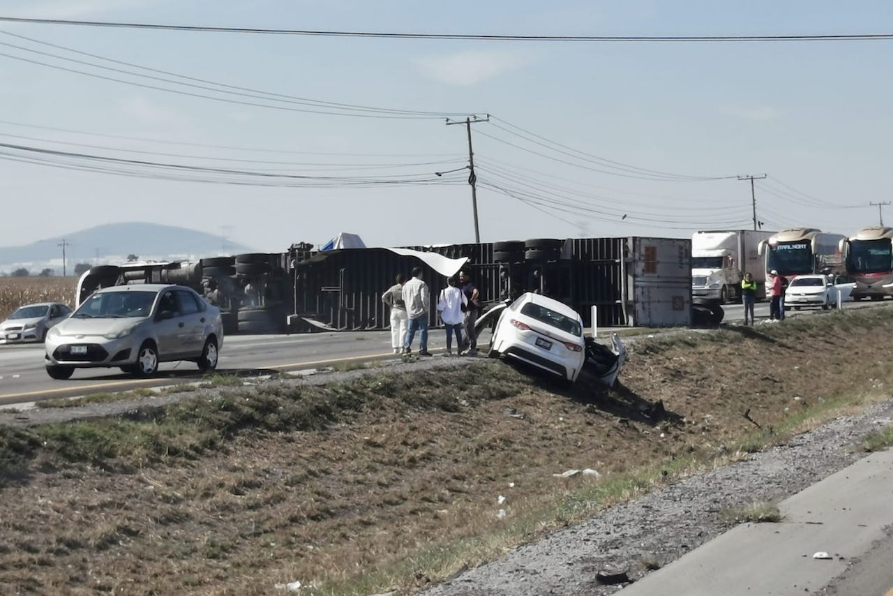 Accidente México-Querétaro: Tráiler se voltea sobre la carretera 57