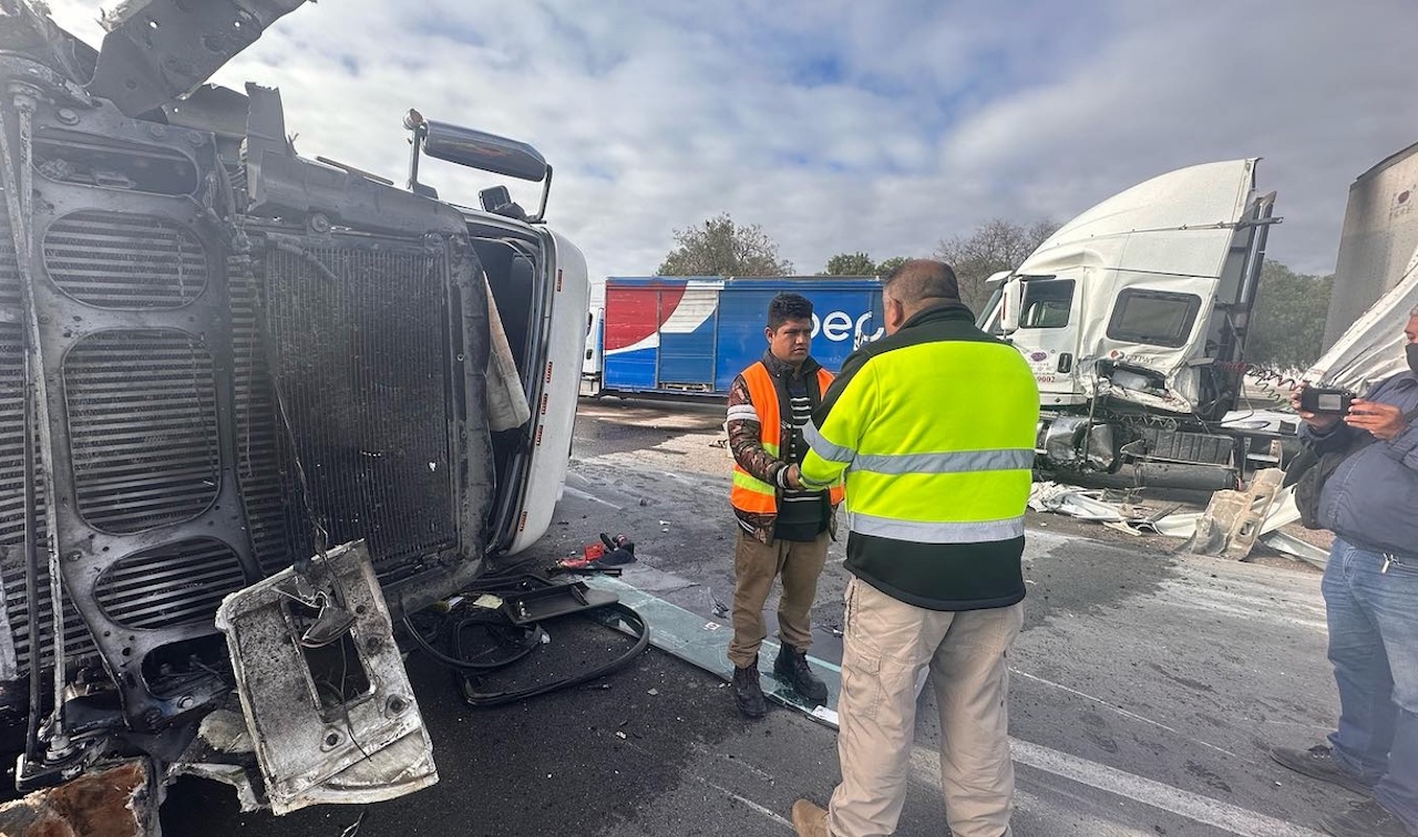 Accidente carretera 57: tráilers, camión y auto chocan en SLP