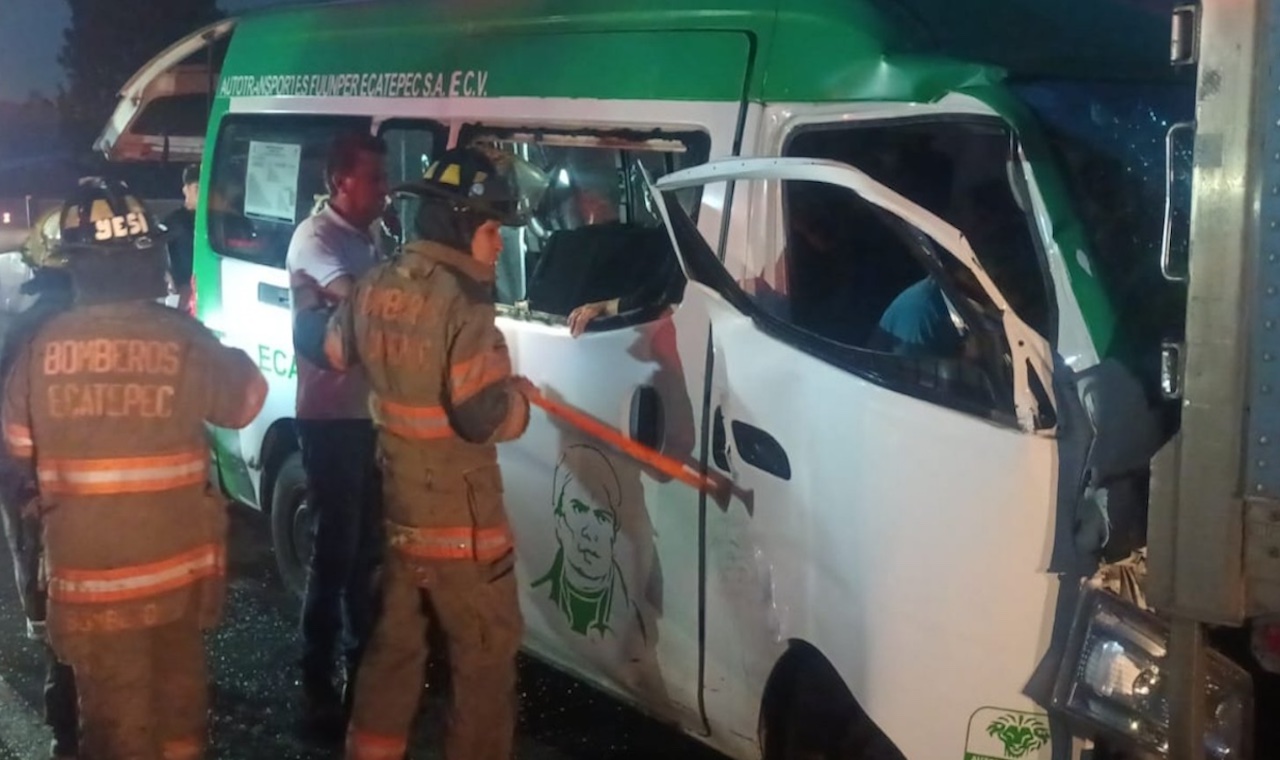 Circuito Exterior Mexiquense: combi choca con camión en Ecatepec