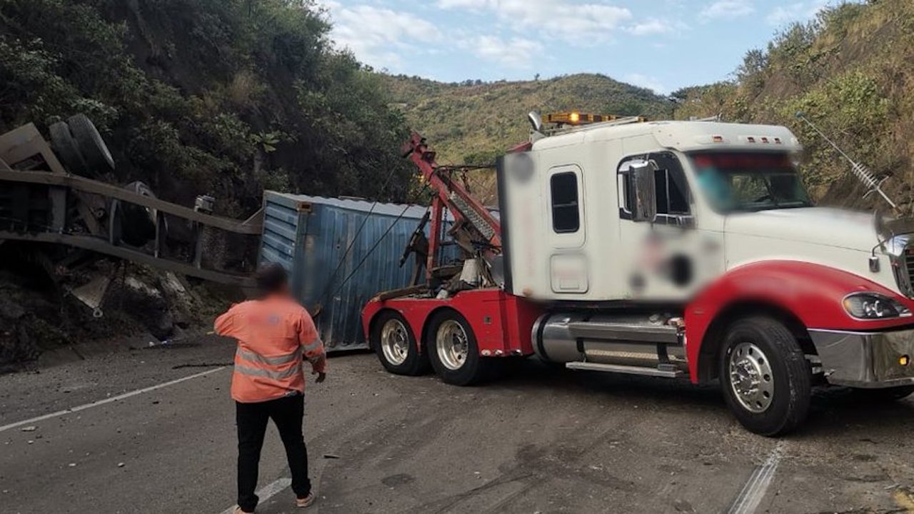 Accidente en Cumbres de Maltrata: tractocamión se voltea hacia Ciudad Mendoza