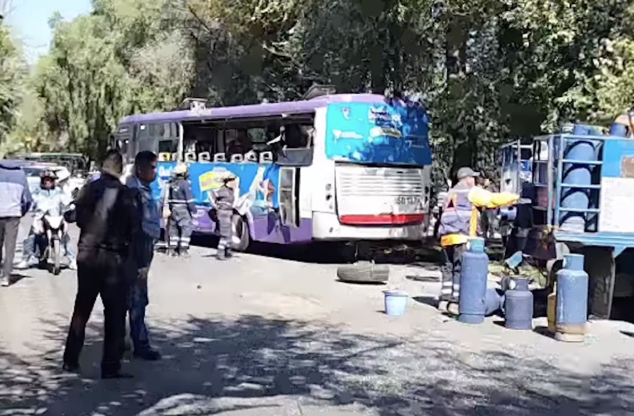 Accidente en Xochimilco: camión con tanques de gas LP choca con autobús