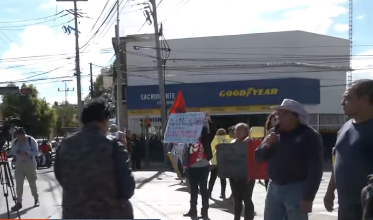 Trabajadores de bachilleres bloquean acceso al aeropuerto de la CDMX