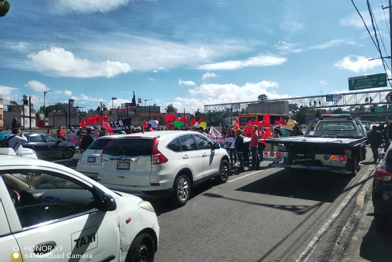Bloqueo en Avenida Central: Trabajadores del Bachilleres protestan