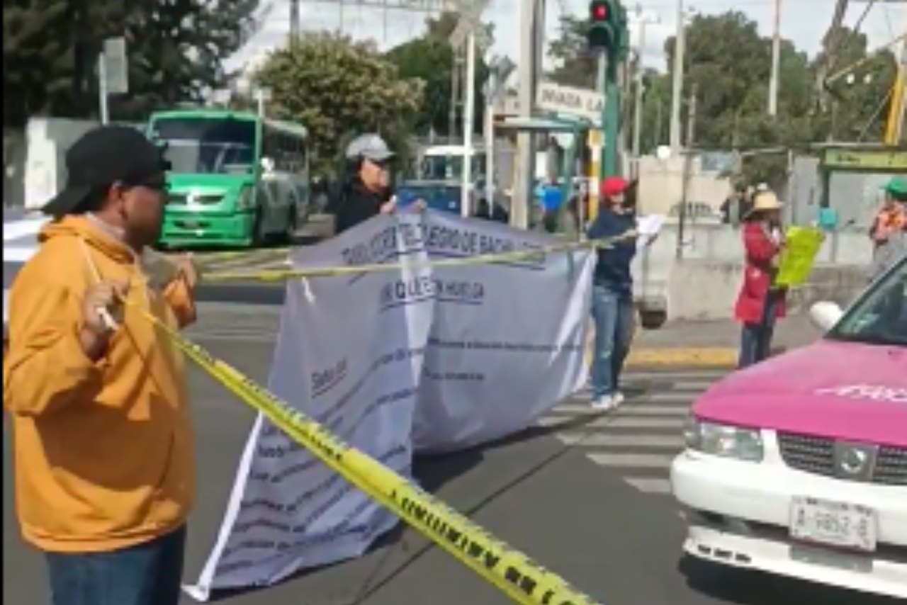 Bloqueo en Xochimilco: trabajadores del bachilleres 13 protestan en carretera San Pablo