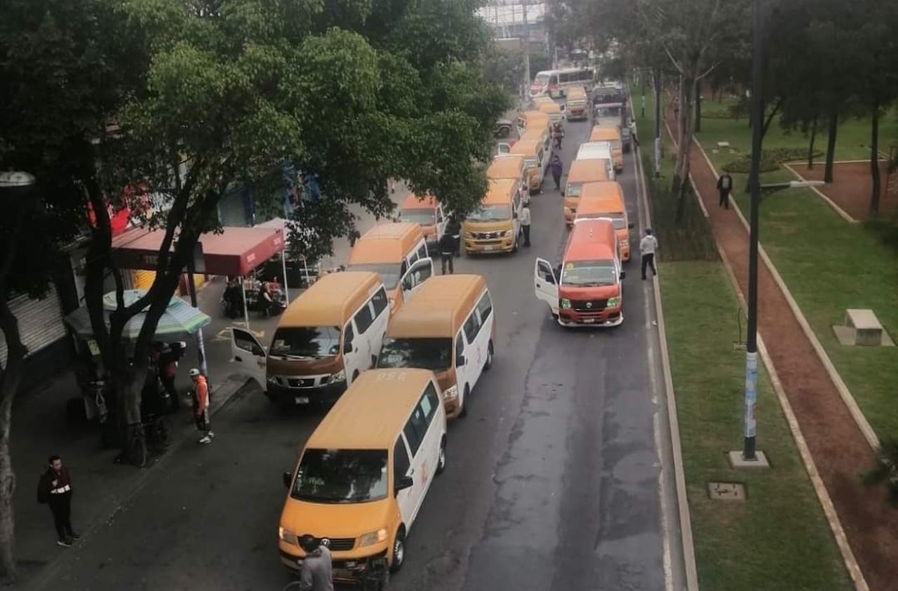 Transportistas bloquean la Ignacio Zaragoza, en Peñón Viejo
