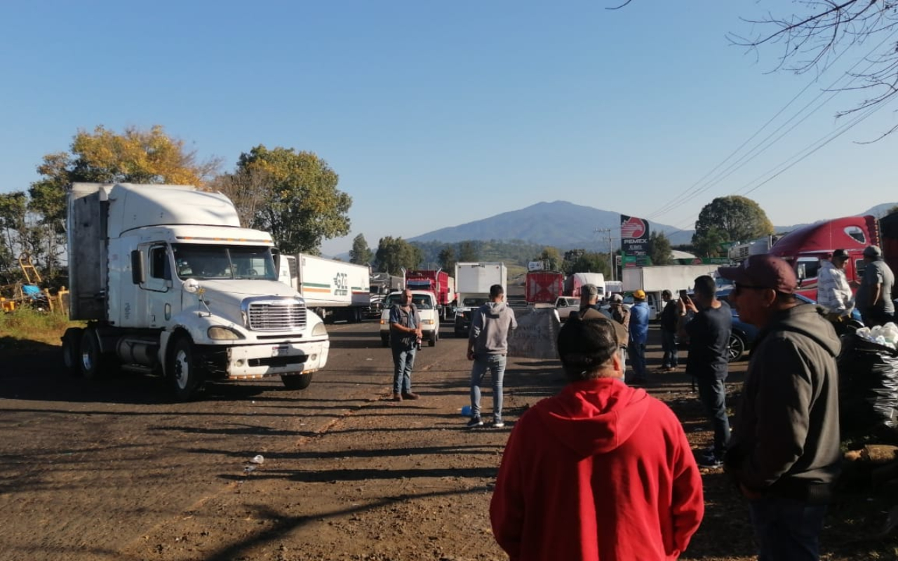 Transportistas de Michoacán exigen detener las extorsiones con bloqueo en Tocumbo