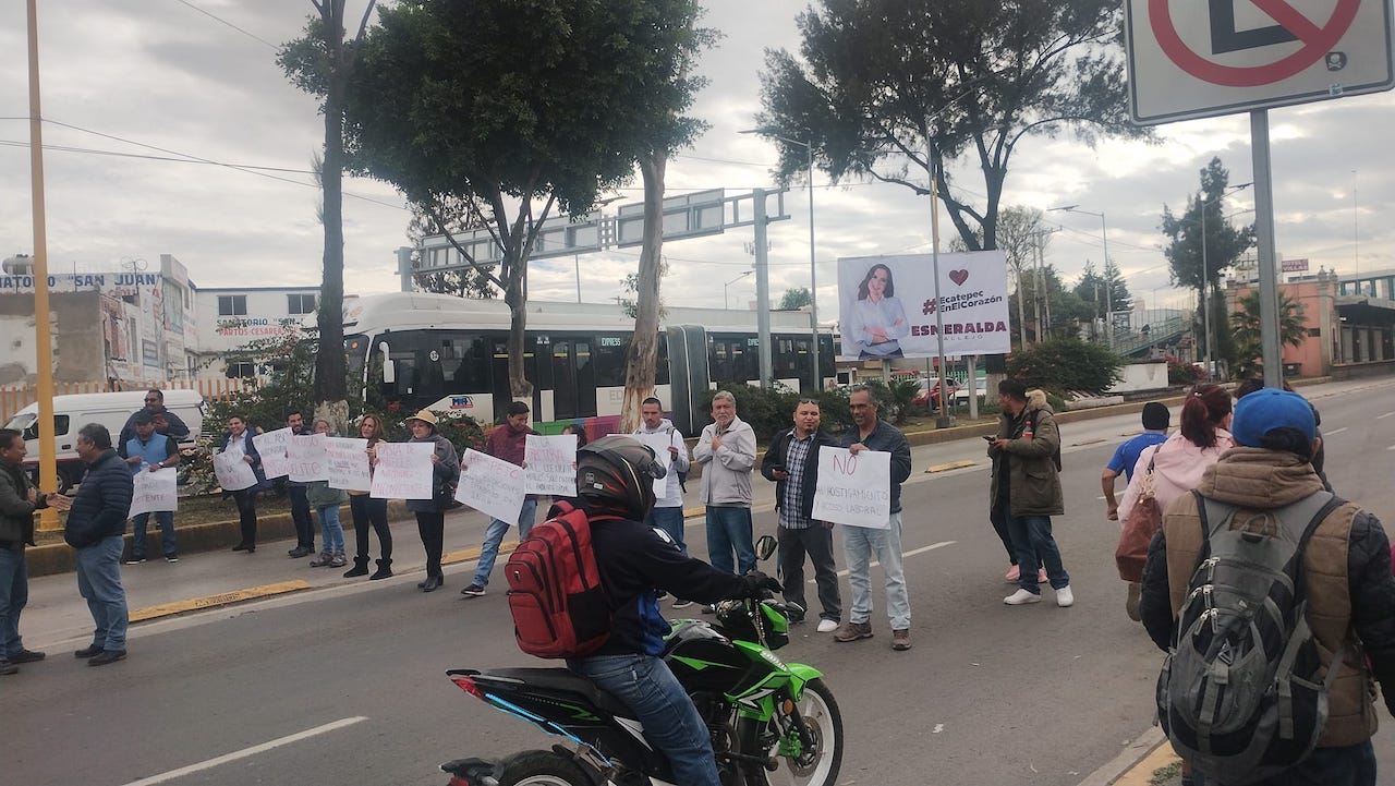Trabajadores del INAH denuncian malos tratos y bloquean la Vía Morelos