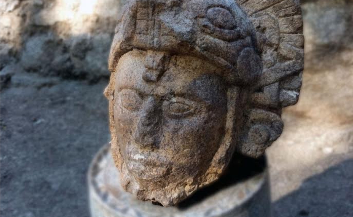 Arqueólogos descubren la cabeza de una escultura prehispánica en Chichén Itzá