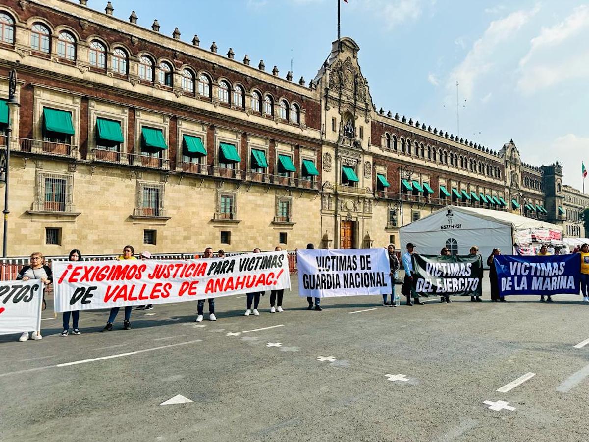 Clausuran simbólicamente Palacio Nacional, FGR y CNDH por ‘fallarles a las víctimas’