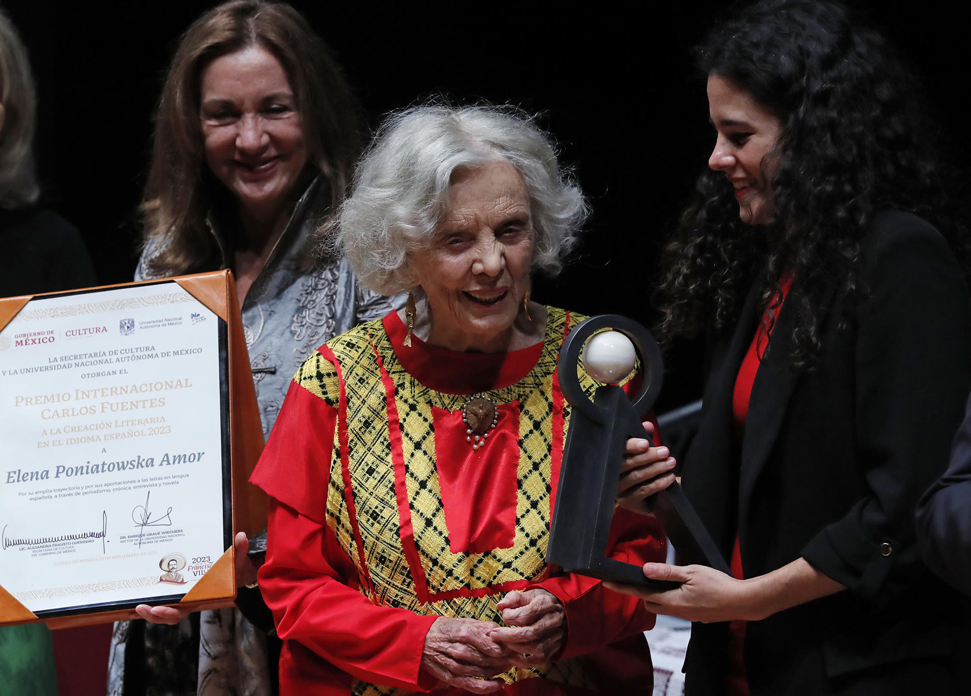 ‘Me dan un boleto para subir al cielo’: Elena Poniatowska al recibir el premio Carlos Fuentes